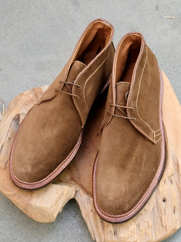 Alden Two Eyelet Chukka Boots in Snuff Suede (Barrie Last)